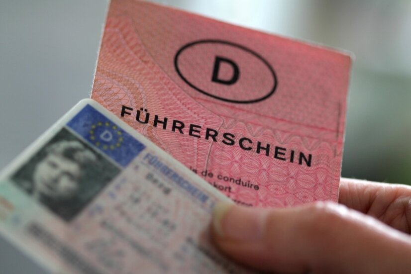 Führerscheinumtausch: Amt reagiert auf Dauerkritik - Der Führerschein soll in ein Scheckkartenformat getauscht werden. Es gelten Fristen. 