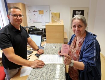 Führerscheinumtausch: Frist läuft ab - Ulrike Samoudi aus Wildenfels hat am Donnerstag mit Hilfe von David Kipke, Mitarbeiter der Führerscheinstelle in Glauchau, ihren alten Führerschein umgetauscht. 