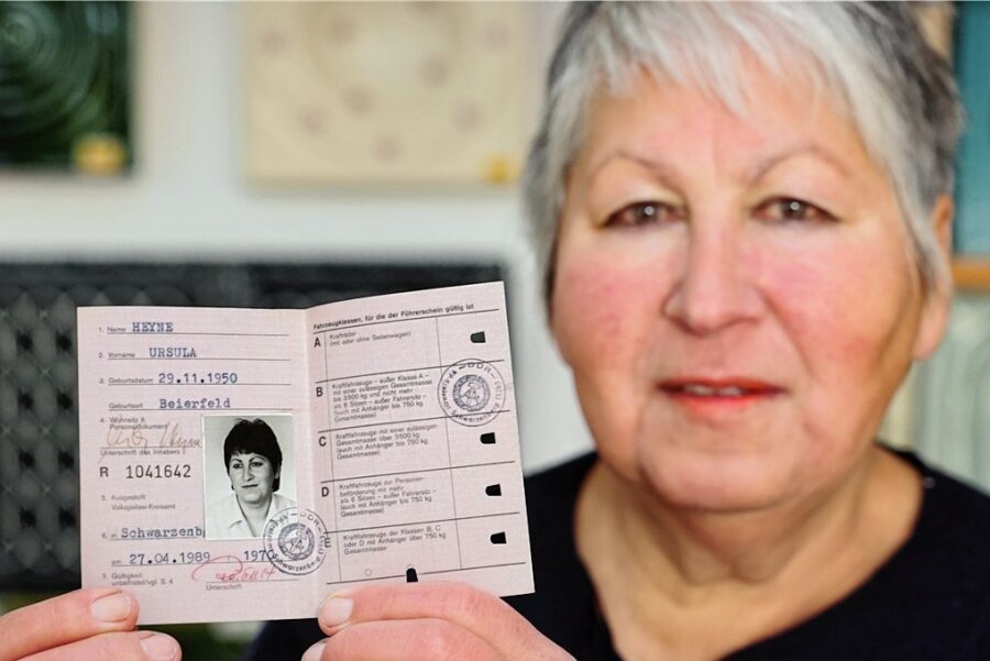 Führerscheinumtausch für Generation 70 plus: "Sie sind noch nicht dran!" - Ursula Heyne wollte gern ihren Führerschein umtauschen, doch sie ist Jahrgang 1950 und somit noch nicht dran. Ihr rosafarbenes DDR-Dokument ist noch bis 19. Januar 2033 gültig. 