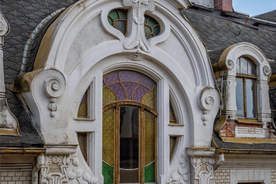 Führung zu architektonischen Besonderheiten der Stadt Greiz - Architektonisches Detail an einem Gebäude in Greiz.