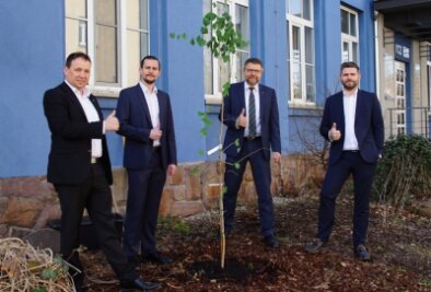 Führungstrio übernimmt Mittweidaer Firma IMM - Von links: René In der Stroth, Matthias Banowski, Detlev Müller und André Strobach pflanzten symbolisch gemeinsam einen Baum. 
