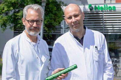 Führungswechsel am Plauener Helios Vogtland-Klinikum - Das Helios Vogtland-Klinikum hat einen neuen ärztlichen Direktor: Dr. med. Oliver Schilling (links) reichte den Staffelstab an Dr. med. Jens Weise weiter.