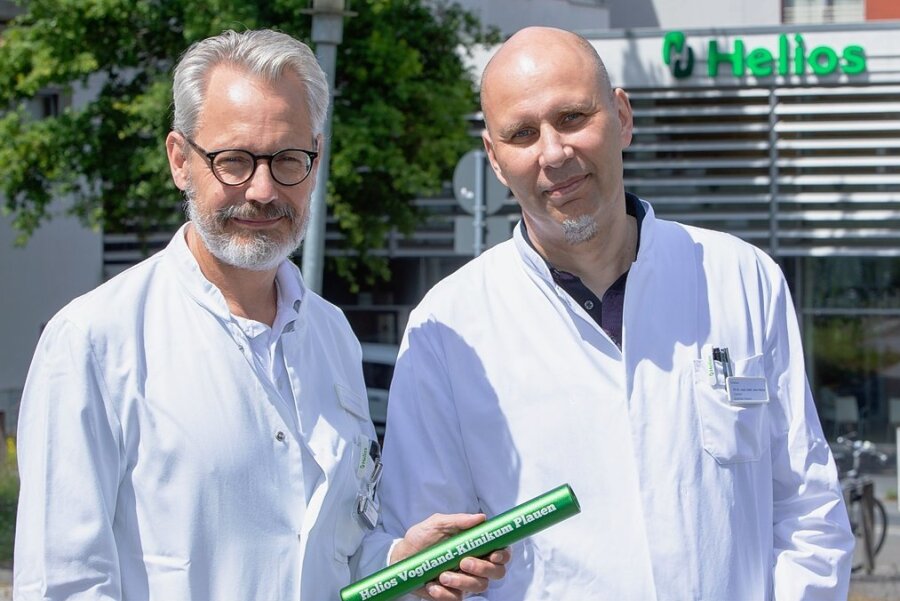 Das Helios Vogtland-Klinikum hat einen neuen ärztlichen Direktor: Dr. med. Oliver Schilling (links) reichte den Staffelstab an Dr. med. Jens Weise weiter.