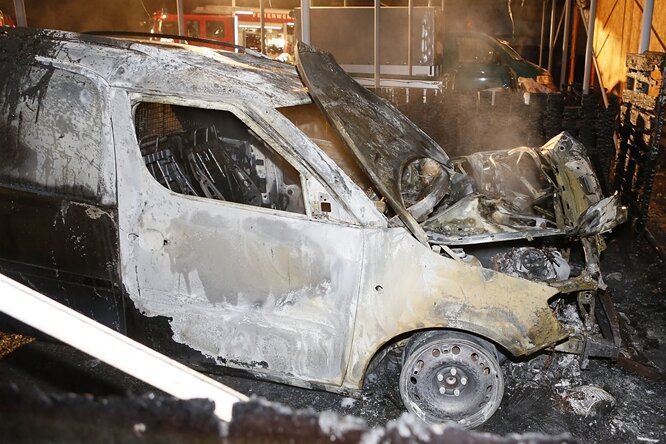 Fünf brennende Autos in Chemnitz und Neukirchen - 