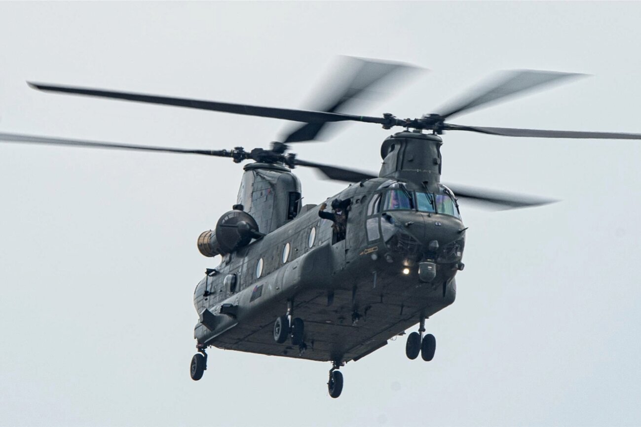 Fünf ChinookHubschrauber der USArmee überfliegen die Region