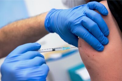 Fünf Corona-Impfstellen im Erzgebirgskreis schließen - Als feste Impfstelle bleibt im Erzgebirgskreis ab April nur noch das Impfzentrum in Aue bestehen. Die anderen zentralen Anlaufpunkte schließen wegen der gesunkenen Nachfrage.