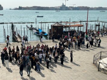 Fünf Euro für Venedig - Chaos zu Beginn - Eine Gruppe von Touristen vor dem Dogenpalast im Zentrum von Venedig.