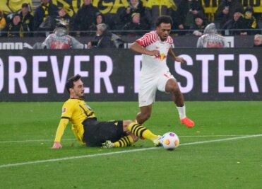 Fünf Fakten zum Spiel von RB Leipzig gegen Borussia Dortmund - Dortmunds Mats Hummels (l) und Leipzigs Lois Openda in Aktion.