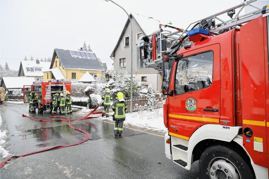 Fünf Feuerwehren zu Brand in Langenbach gerufen - Mehr als 40 Einsatzkräfte waren am Samstag in Langenbach im Einsatz. 