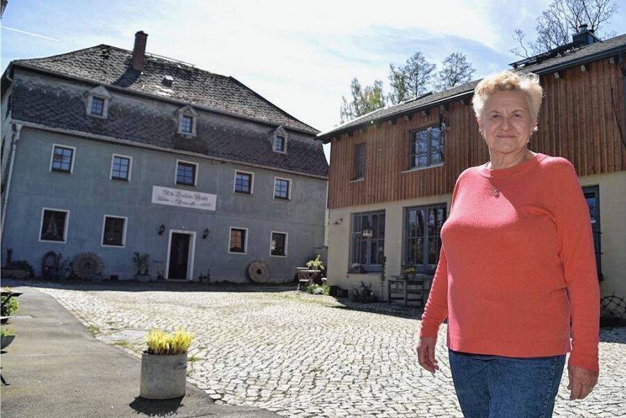 Fünf Jahre Mai-Flut im oberen Vogtland: Eine Frau und der Kraftakt Wiederaufbau - Lianne Weller im erneuerten Hof der historischen Mühle Dreihöf.