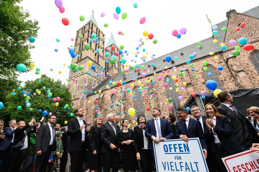Fünf Jahre nach dem Mord: Gedenken an Walter Lübcke - Bundespräsident Frank-Walter Steinmeier (M) lässt zusammen mit Gästen rund 500 Luftballons nach der Gedenkfeier in den Himmel vor der Martinskirche in Kassel steigen.
