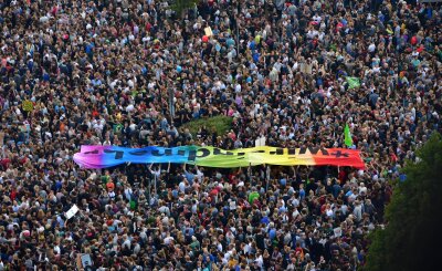 Fünf Jahre #wirsindmehr: Wie Kraftklub 2018 die Chemnitzer Straßen zurückforderte - Menschenmassen im Gegenprotest: 65.000 Besucher luden am 3. September zum "#wirsindmehr"-Konzert die Chemnitzer Innenstadt mit demokratischer Motivation auf.