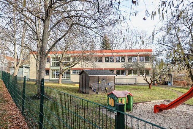 Fünf Kitas in Chemnitz vor Schließung: So viel Geld spart die Stadt - Auch die Kindertagesstätte "Kleeblatt" im Chemnitzer Flemminggebiet mit ihren 75 Plätzen gehört zu den Schließungskandidaten. Bei einem Weiterbetrieb stünden an dem Gebäude Investitionen in Höhe von 750.000 Euro an.