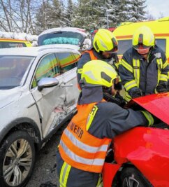 Fünf Menschen bei Unfall verletzt - In Schwarzenberg sind am Sonntagnachmittag an einer Kreuzung zwei VW kollidiert. Vor Ort war auch die Feuerwehr im Einsatz. 