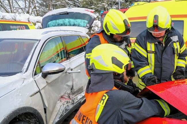 Fünf Menschen bei Unfall verletzt - In Schwarzenberg sind am Sonntagnachmittag an einer Kreuzung zwei VW kollidiert. Vor Ort war auch die Feuerwehr im Einsatz. 