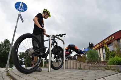 Fünf Punkte: Darum macht Radfahren in Oelsnitz derzeit wenig Spaß - Dafür gab es Lob von den Experten: Die Fahrradabstellbügel an der Bäckerei Wunderlich. Sie wünschen sich mehr davon in Oelsnitz.
