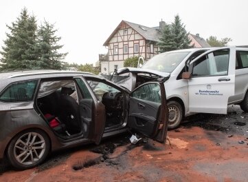 Fünf Schwerverletzte bei Unfall auf B 174 - Ein schwerer Verkehrsunfall hat sich am Donnerstag gegen 15.55 Uhr auf der B 174 zwischen Großolbersdorf und der Kreuzung Heinzebank in Höhe der Halfterhäuser ereignet. 