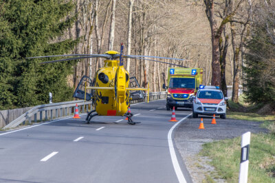 Fünf Schwerverletzte bei Unfall in Tannenberg - Rettungshubschrauber im Einsatz - Eines der Unfallopfer wurde mit dem Rettungshubschrauber in eine Klinik geflogen.