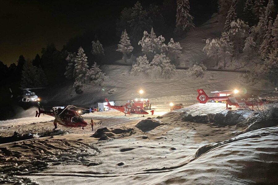Fünf Skitourengänger sterben im Schneesturm in der Schweiz - Bergretter und Hubschrauber bereiten sich auf den Abflug zum Berg Tête Blanche in den Schweizer Alpen vor.
