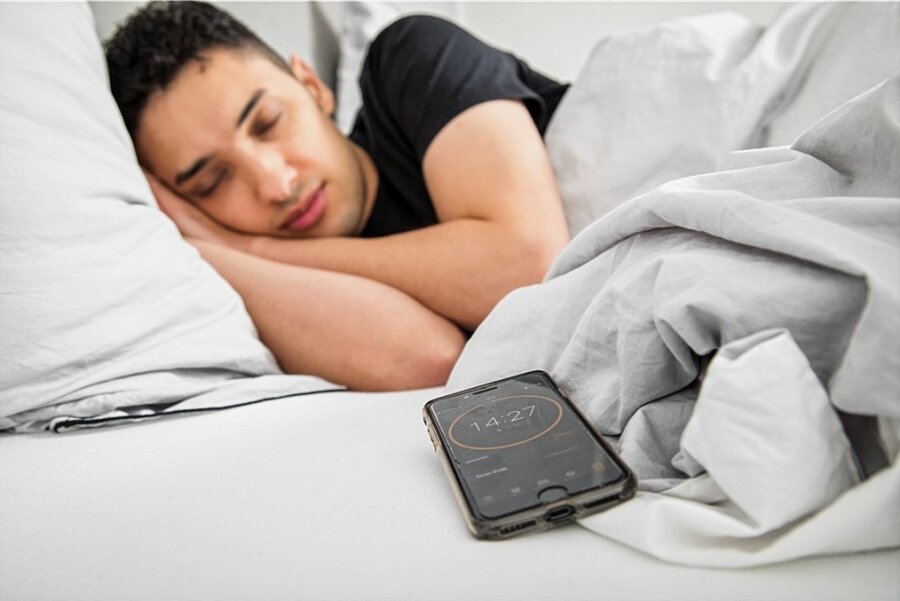 Fünf Strategien, wie man mit wenig Schlaf auskommt - Ein kleines Nickerchen gibt Energie für den Rest des Tages. Zu lang sollte es aber nicht sein - sonst findet man am Abend nicht zur Ruhe. 