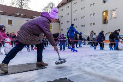 Fünf Tipps für Familienausflüge zwischen den Jahren in der Region Freiberg-Flöha - Mittwochnachmittag auf der Freiberger Eisbahn: Im Schlosshof Freudenstein ist Eislaufen möglich, aber auch Eisstockschießen. Für das Eisstockschießen ist eine Voranmeldung wünschenswert.