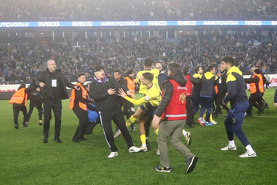 Fünf Verhaftungen nach Ausschreitungen in türkischer Liga - Anhänger von Trabzonspor hatten nach dem 2:3 gegen Fenerbahce den Platz gestürmt und Spieler und Trainer des Gegners angegriffen.