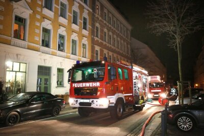 Fünf Verletzte bei Kellerbrand in Chemnitz - Um den Kellerbrand zu löschen, waren die Berufsfeuerwehr Chemnitz sowie freiwillige Feuerwehrleute aus Glösa im Einsatz.