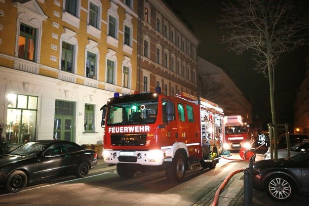 Fünf Verletzte bei Kellerbrand in Chemnitz - Um den Kellerbrand zu löschen, waren die Berufsfeuerwehr Chemnitz sowie freiwillige Feuerwehrleute aus Glösa im Einsatz.