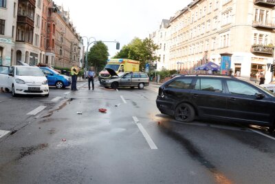 Fünf Verletzte bei Kreuzungsunfall auf dem Chemnitzer Kaßberg - Drei Fahrzeuge stießen bei einem Unfall auf der Kreuzung Weststraße/Barbarossastraße am Dienstag gegen 19 Uhr zusammen.
