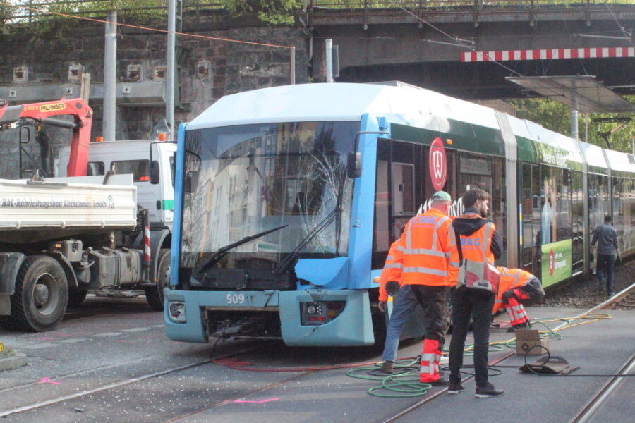 Fünf Verletzte bei Straßenbahnunfall - Drei Fahrzeuge waren von der Kollision am Mittwoch betroffen.