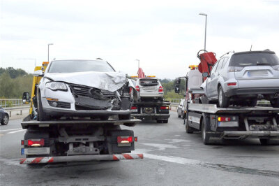 Fünf Verletzte bei Unfall auf der Kalkstraße - Alle vier Fahrzeuge mussten abgeschleppt werden.