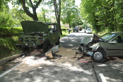 Fünf Verletzte bei Unfall mit Militärfahrzeug in Mittelsachsen - Der Opel war in den Gegenverkehr geraten und dort ...
