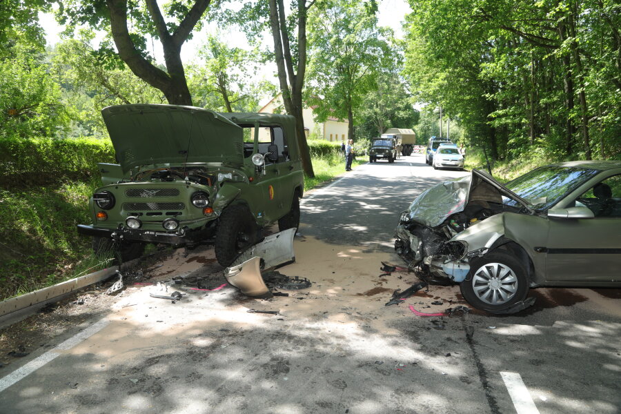 Fünf Verletzte bei Unfall mit Militärfahrzeug in Mittelsachsen - Der Opel war in den Gegenverkehr geraten und dort ...