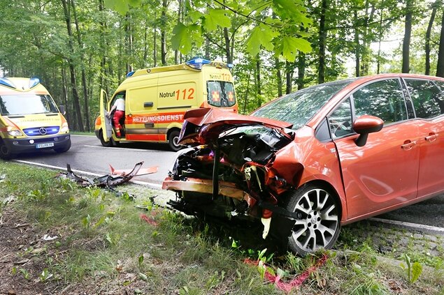 Fünf Verletzte bei Unfall zwischen Chemnitz und Erdmannsdorf - Ein Opel stieß am Mittwochnachmittag auf der S 236 kurz vor Erdmannsdorf frontal mit einem Audi zusammen. Fünf Personen wurden verletzt, darunter drei Kinder.