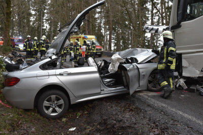 Fünf Verletzte in Pockau-Lengefeld: BMW prallt frontal in Lkw - 