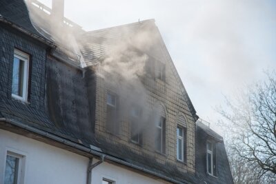 Fünf Verletzte nach Schwelbrand in Dachgeschosswohnung - 
