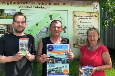 Fünf vogtländische Touristen-Magneten, ein Ticket - Christof Puschmann, Steffen Gerisch und Margit Forkel (von links) präsentieren die neue Kombi-Eintrittskarte für fünf museale Einrichtungen der Vogtland Kultur GmbH, die ab dem heutigen 1. Juli gilt.