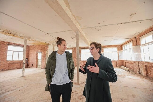 Für 20 Millionen Euro: Investoren-Trio will Industriebrache in Chemnitz wiederbeleben - Der frühere Niners-Basketballer Malte Ziegenhagen erklärt Bundesbauministerin Klara Geywitz, was in den Räumen der ehemaligen Maschinenfabrik Kappel passieren soll. Unter dem Titel "Die Fabrik" wird dort ein neues Konzept umgesetzt. 
