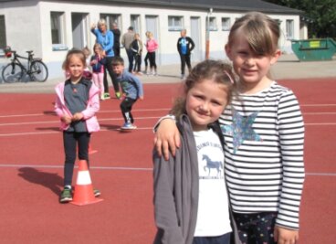 Für 200.000 Euro saniert - Nicht nur Emeli (l.) und Emma freuen sich über die guten Bedingungen im Sozialtrakt am Leichtathletik-Sportplatz.
