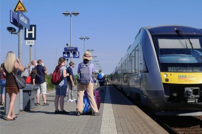 Für 9 Euro unterwegs mit dem RE6 nach Geithain: günstig, langsam, überfüllt - Ein Zug der Linie RE6 fährt in Gleithain ein. Der Bahnsteig ist bereits voll mit wartenden Fahrgästen.