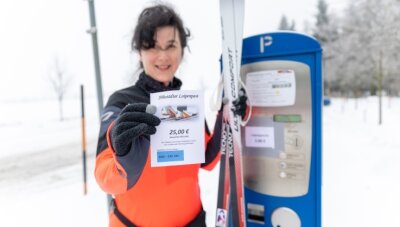 Für "Alte Henne" gibt es jetzt einen Loipenpass - Anke Bräuer aus Grumbach ist voriges Jahr oft in der Loipe bei Jöhstadt unterwegs gewesen. Am Automaten, an dem Skilangläufer die Tagesgebühr entrichten können, präsentiert sie den neuen Saisonpass. 