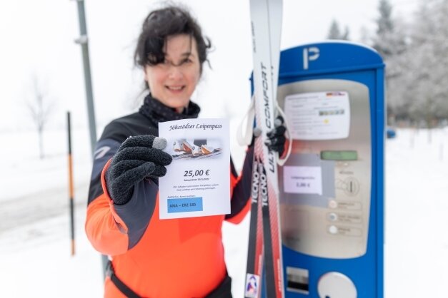 Für "Alte Henne" gibt es jetzt einen Loipenpass - Anke Bräuer aus Grumbach ist voriges Jahr oft in der Loipe bei Jöhstadt unterwegs gewesen. Am Automaten, an dem Skilangläufer die Tagesgebühr entrichten können, präsentiert sie den neuen Saisonpass. 