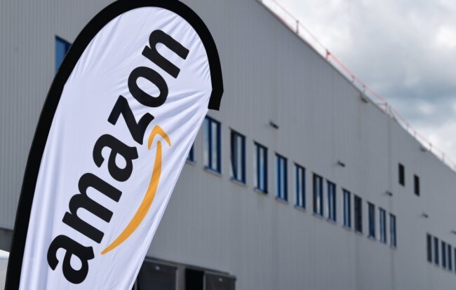 Amazon nimmt im Mai ein neues Logistikzentrum in Hof-Gattendorf in Betrieb. Ab dem ersten Tag soll eine neue Busverbindung Mitarbeiter aus Plauen und Oelsnitz direkt bis vor die Tür bringen. 