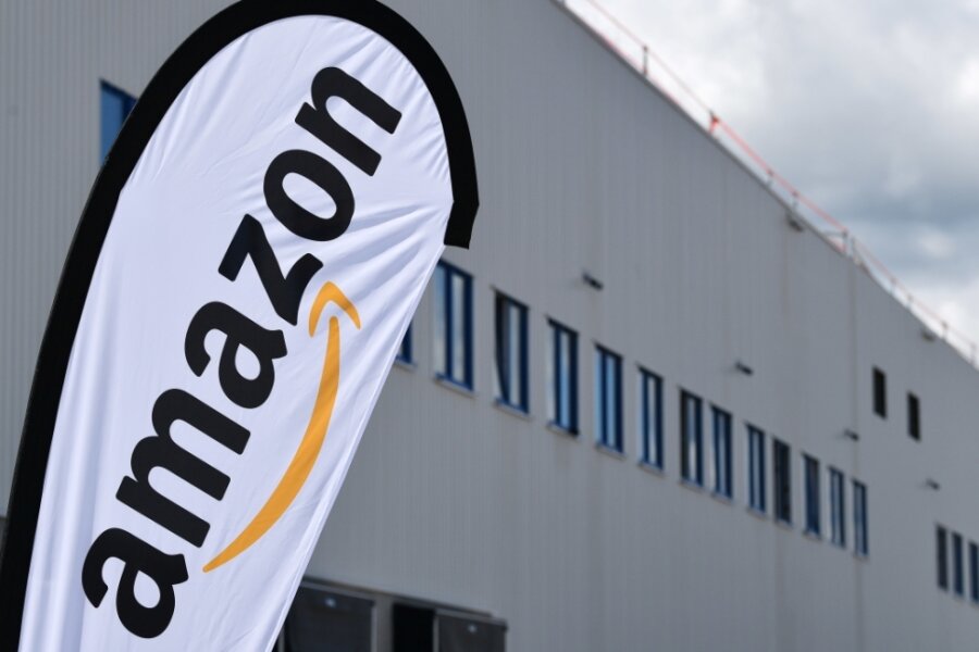 Amazon nimmt im Mai ein neues Logistikzentrum in Hof-Gattendorf in Betrieb. Ab dem ersten Tag soll eine neue Busverbindung Mitarbeiter aus Plauen und Oelsnitz direkt bis vor die Tür bringen. 