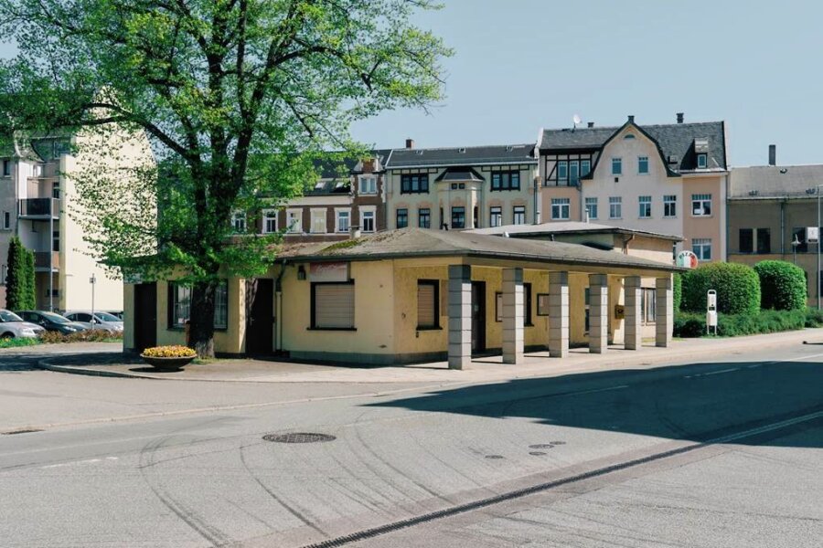 Für den Bau einer grünen Freizeitoase: Lengenfeld bohrt nach Gießwasser - Blick zum Lengenfelder Tischendorfplatz. Von der 1956 gebauten Buswarte bleiben der Vorbau mit Säulen und eine Seitenwand erhalten. 