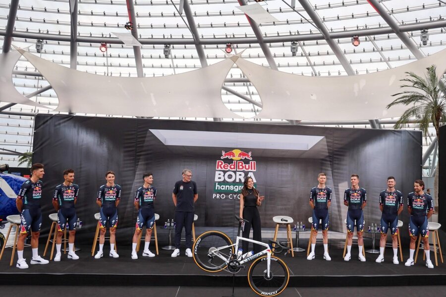 Für den Radrennstall Bora-hansgrohe beginnt bei der Tour de France eine neue Ära: Wie stark ist Primoz Roglic? - Das Team um Primoz Roglic präsentierte am Mittwoch auf dem Flughafen das neue Trikot mit dem Schriftzug des Getränkeriesen.
