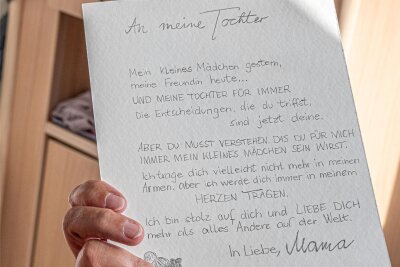 Für die Hochzeit in Weiß: Eine dreifache Mutter und ihr Kampf gegen den Tod - Sie schreibt Karten für die Kinder. "Das haben wir mal in einem Film gesehen und fanden es so schön." 