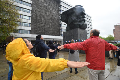 Für eine lebenswerte Zukunft: Unicef-Aktion am Marx-Monument - 