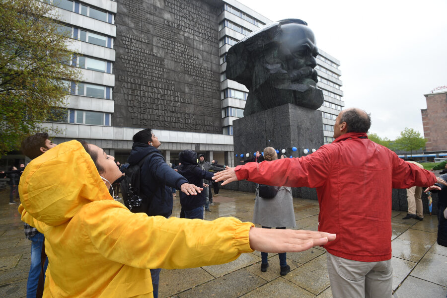 Für eine lebenswerte Zukunft: Unicef-Aktion am Marx-Monument