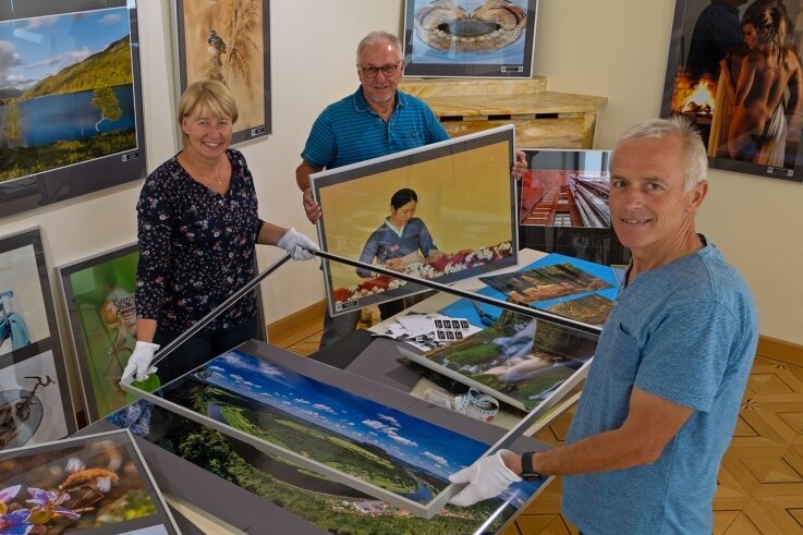 Für Fotoclub mit 65 keine Rente in Sicht - Sabine Teufl, Stephan Teppner und Ludwig Neumann (von links) bei der Vorbereitung der Ausstellung des Fotoclubs Oelsnitz in der Lugauer Facius-Villa.